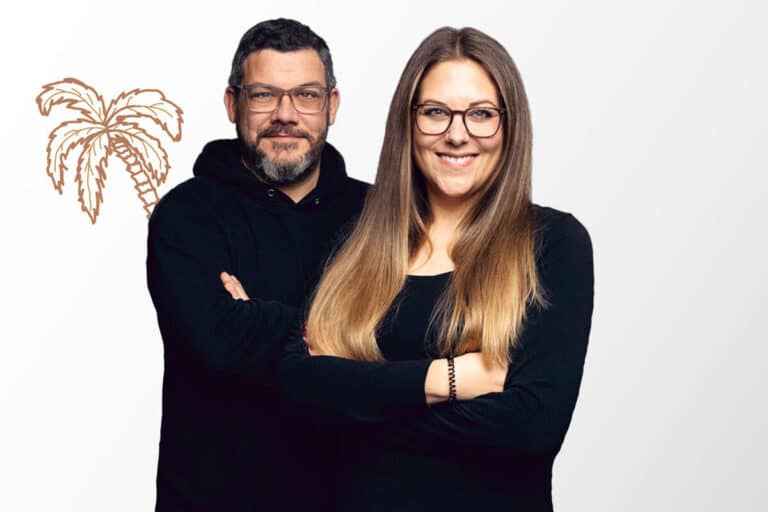 Ein Bild von Jenny Riechert und Martin de la Vega die beide freundlich gucken und sympatisch aussehen.