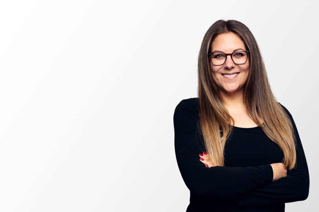 Jenniefer Riechert. Ein Frau mitte 30 die Sympatisch in die Kamera guckt